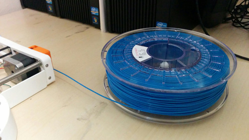 Filament spool next to the extruding engine